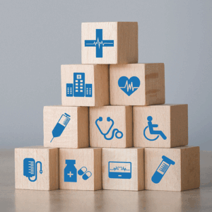 医療アイコンが描かれた木製ブロックが積み重ねられている。