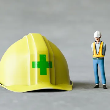安全ヘルメットと働く人物