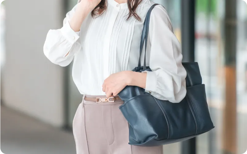 立っている女性