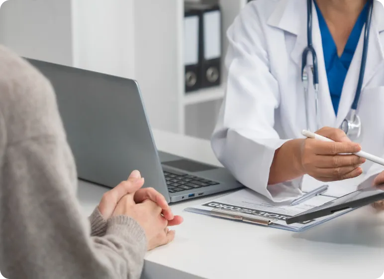 内科の診察をしている様子
